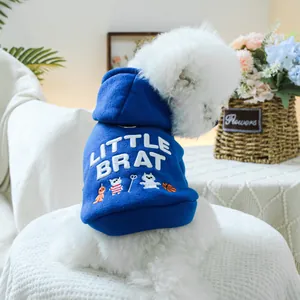 Détail du sweat à capuche bleu pour animaux avec texte Little Brat et broderie de chat