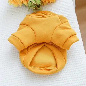 Gros plan du sweat jaune pour chien avec doublure polaire et poignets tricotés