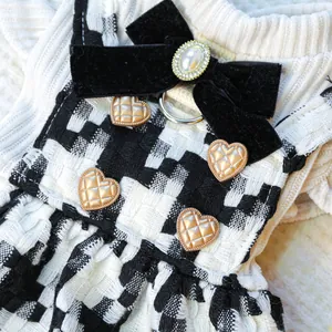 Elegante vestito per cani pied-de-poule con fiocco in velluto e bottoni a cuore