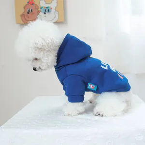 Vue détaillée du sweat à capuche bleu marine pour chien avec imprimé Little Bear