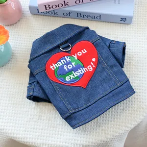 Süße blaue Hunde-Jeansweste mit roter Herz-Erde-Stickerei und D-Ring für die Hundeleine