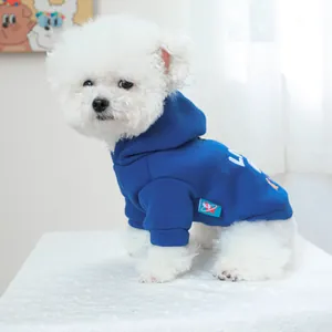 Gros plan d'un petit chien blanc portant un sweat à capuche bleu marine brodé pour animaux
