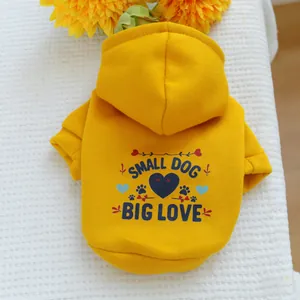 Détail du sweat à capuche jaune pour chien avec imprimé Small Dog Big Love et motif cœur