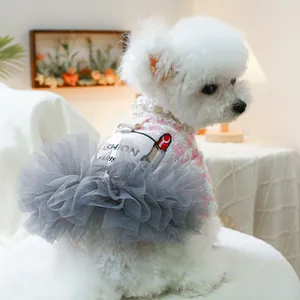 Detail eines rosa karierten Hundekleids mit Perlenkragen, D-Ring und grauem Netzrock