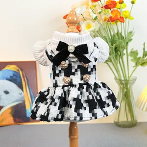 Elegante vestito per animali a quadri bianchi e neri con bottoni a cuore e perle