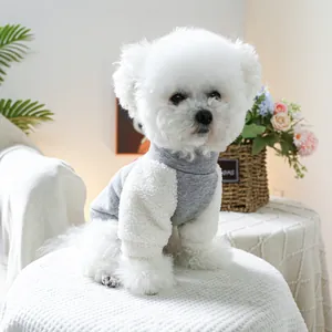 Détail du pull pour chien avec corps gris et manches en polaire blanche au chien