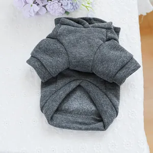 Detail des warmen grauen Haustier-Hoodies mit weichem Fleecefutter und Strickbündchen