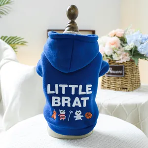 Détail d'un sweat à capuche bleu marine pour chien avec broderie BRAT et motifs d'ours