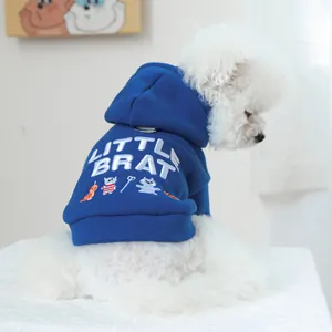 Détail du sweat à capuche bleu roi pour chien avec broderie Little Brat et motifs de chats