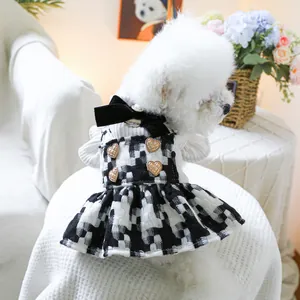 Elegante Abito per Cani a Quadri Con Bottoni a Cuore e Fiocco Scacchiera Bianca e Nera Vestiti per Gatti e Cani Piccoli