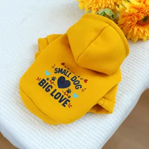 Détail du sweat à capuche jaune pour chien avec imprimé Small Dog Big Love et bord côte