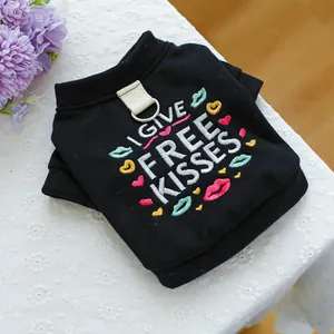 Detalle de chaleco negro para mascota con bordado 'FREE KISSES' y anilla en D metálica