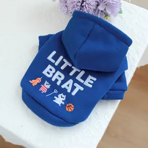 Vue détaillée du sweat à capuche bleu marine pour chien avec broderie Little Brat blanche