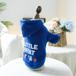 Détails du sweat à capuche bleu pour animaux avec broderie 'LITTLE BRAT' et motifs