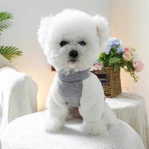 Gilet en tricot gris clair pour petits chiens et chats porté par un Bichon Frisé blanc