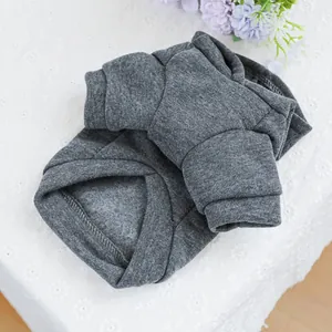 Detailansicht grauer Hunde-Hoodie mit weichem Fleece-Futter und feiner Stricktextur