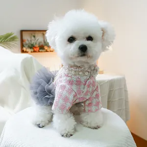 Detailansicht eines rosa Tweed-Haustierkleides mit Perlenhalsband und grauem Tüllrock