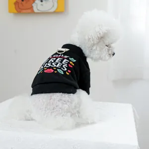 Detalle de sudadera negra para mascota con frase impresa y anilla en D para la correa