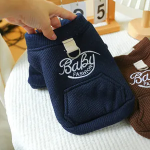 Détail du gilet gaufré pour animaux avec attache en D et broderie sur mini poche