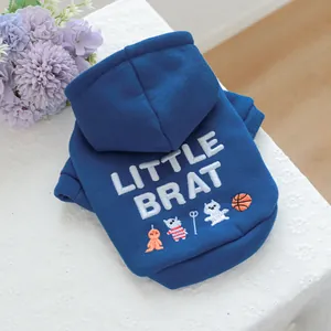 Détail de la broderie Little Brat sur sweat à capuche bleu marine pour animaux et basket