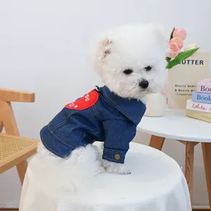 Dunkelblaue Denim-Hundejacke mit roter Herzstickerei und silbernen Knopfdetails