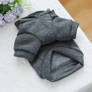 Detailansicht des dunkelgrauen Haustier-Hoodies mit warmem Fleece-Futter und Stricktextur