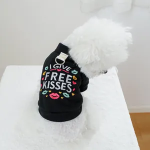 Detalle de sudadera para perro con bordado 'FREE KISSES' y anillo en D para la correa