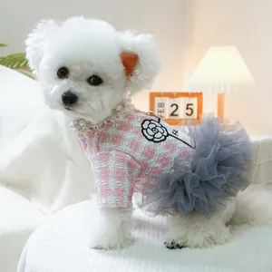 Detail eines rosa karierten Tweed-Haustierkleids mit Perlenhalsband für kleine Hunde