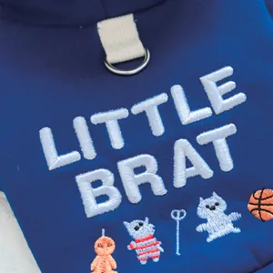 Détail d'un sweat à capuche bleu marine pour chien avec broderie et anneau en D en métal