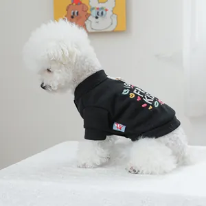 Detalle de la sudadera negra para perro con estampado 'FREE KISSES' para perros