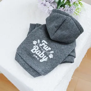 Detail eines dunkelgrauen Hunde-Hoodies mit Fur Baby Aufdruck auf weicher Baumwolle