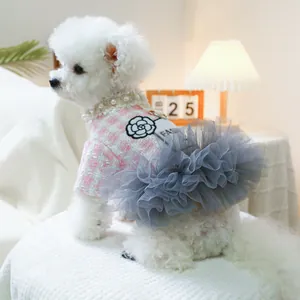 Detail eines Prinzessinnen-Hundekleids aus Tweed mit Perlenhalsband und Tüll-Rock