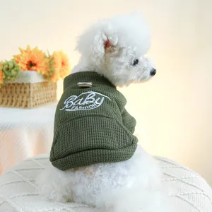 Détail du sweat à capuche vert gaufré pour chien avec broderie et anneau en D en métal