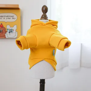 Détail d'un sweat à capuche jaune pour animaux avec poignets côtelés et coupe croisée