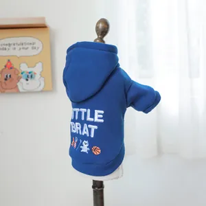 Détail du sweat à capuche bleu marine pour animaux avec broderie et logo de basket-ball