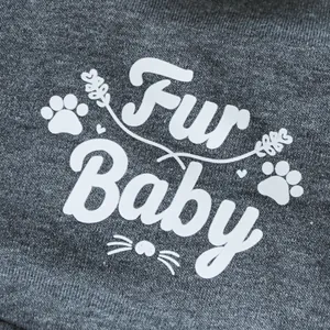 Makroaufnahme des weißen Fur Baby-Drucks auf dunkelgrauem, geripptem Haustier-Sweatshirt