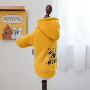 Détail du sweat à capuche jaune pour chien avec imprimé Small Dog Big Love et cœurs