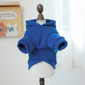 Détail du sweat à capuche bleu roi pour animaux en coton épais sur un mannequin blanc