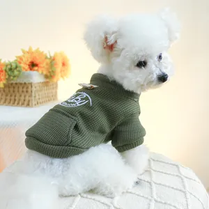 Détail du sweat à capuche pour animaux vert armée en maille gaufrée avec broderie
