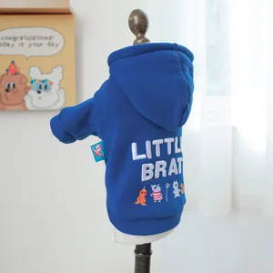 Détail d'un sweat à capuche bleu pour chien avec broderie Little Brat et bords élastiques