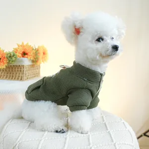 Détail de la veste gaufrée vert foncé pour animal avec fermeture éclair sur petit chien
