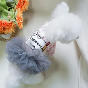 Detail eines Tweed-Haustierkleids mit Netzrock, Blumenmuster und D-Ring für kleine Hunde