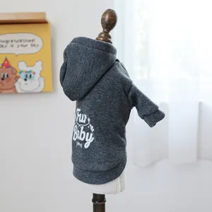 Detail eines dunkelgrauen Hunde-Hoodies mit Fur Baby Aufdruck und weichem Baumwollstoff