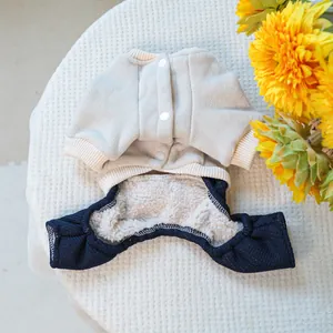 Detalle de traje cálido para mascotas con top de forro polar beige y forro de lana gruesa