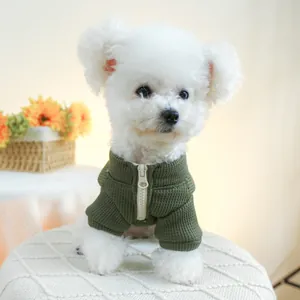 Détail de la veste gaufrée vert foncé pour animal avec fermeture éclair crème