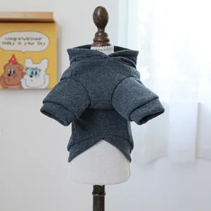 Detaillierte Ansicht eines dunkelgrauen Haustier-Hoodies mit Kordelzug auf Holzmodell