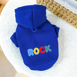Détail d'un sweat à capuche bleu pour chien avec broderie ROCK et fente pour laisse