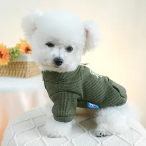 Détail d'un pull pour chien en tricot gaufré vert armée avec col zippé et broderie