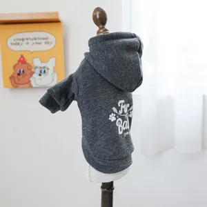 Detail eines dunkelgrauen Hunde-Hoodies mit Fur Baby Aufdruck aus dickem Strick