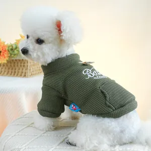 Détail du sweat à capuche gaufré vert armée avec broderie Baby Fashion pour petits chiens